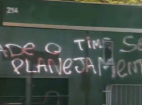 “2025 de novo”? Torcedores picham muros do Allianz Parque após goleada