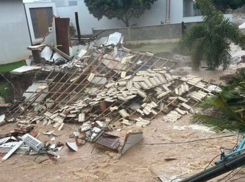 Menino de 10 anos morre soterrado após desabamento de casa no ES