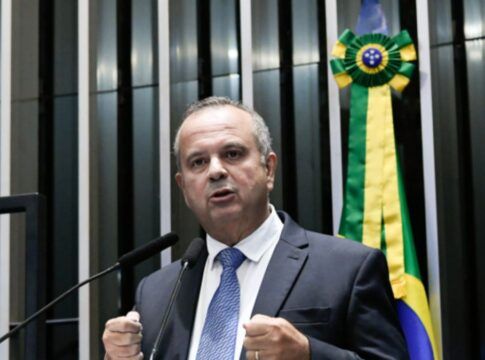 Marinho deixa corrida ao governo do RN para coordenar campanha de Flávio Bolsonaro