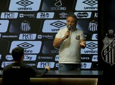 Alexandre Mattos discute com jornalista após empate entre Santos e Corinthians