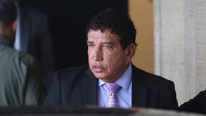 Magno Malta tenta visitar Bolsonaro sem autorização e é barrado na Papudinha