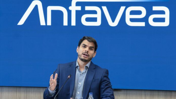 Presidente da Anfavea vê mercado automotivo com “otimismo contido” para 2026