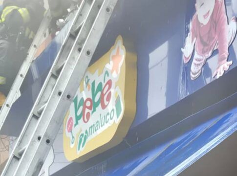Loja de produtos infantis pega fogo no Brás e rua é completamente interditada