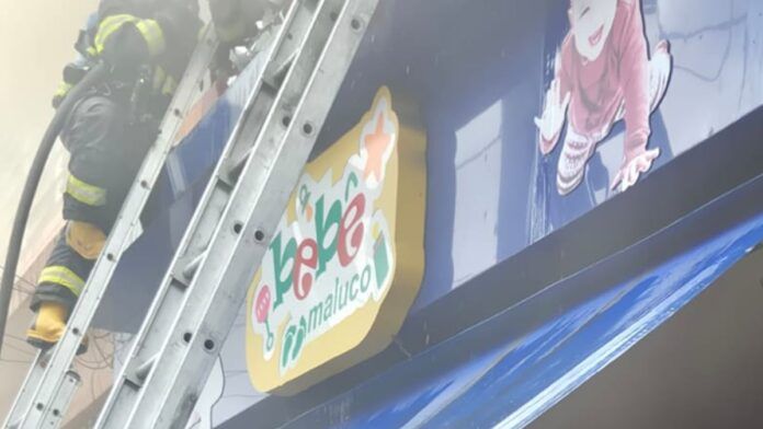 Loja de produtos infantis pega fogo no Brás e rua é completamente interditada