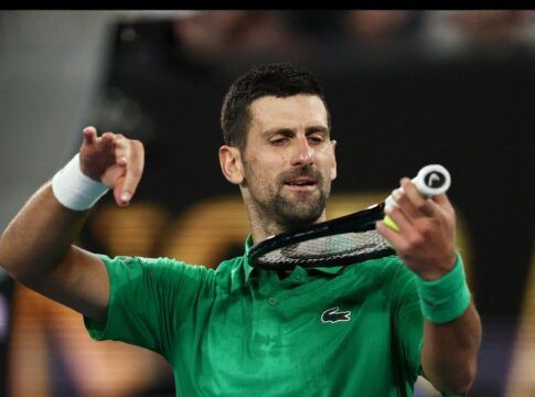 Djokovic iguala recorde de Federer e avança no Australian Open; Osaka abandona