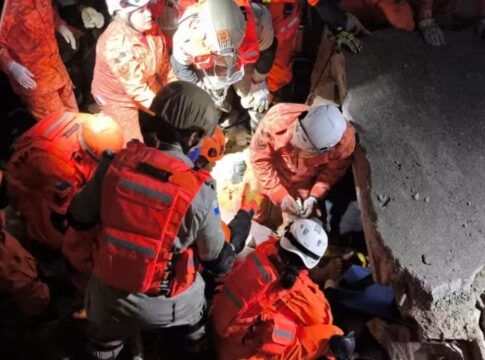 Menina de 11 anos e padrasto morrem em desabamento de casa na Baixada Fluminense