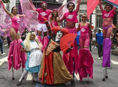 Megabloco Chá da Alice atrai 50 mil pessoas e abre carnaval de rua no Rio