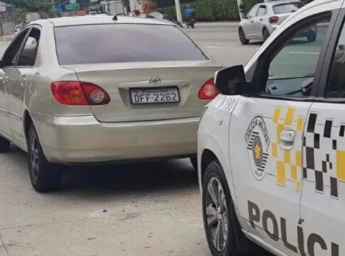 PM apreende carro com quase mil multas e licenciamento vencido há 18 anos em São Paulo