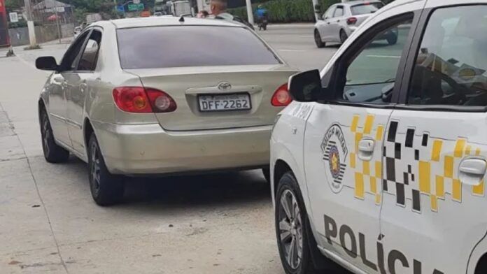 PM apreende carro com quase mil multas e licenciamento vencido há 18 anos em São Paulo