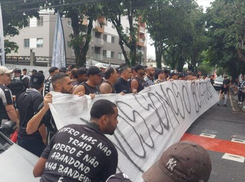 Torcedores do Botafogo protestam contra John Textor antes de jogo com Bangu