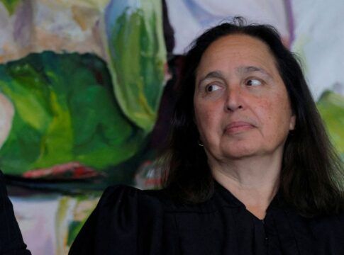 Juíza dos EUA bloqueia iniciativa de Trump de encerrar status legal de 8.400 imigrantes