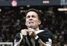 Atlético-MG vence Cruzeiro de virada por 2 a 1 com gols de Bernard e Hulk