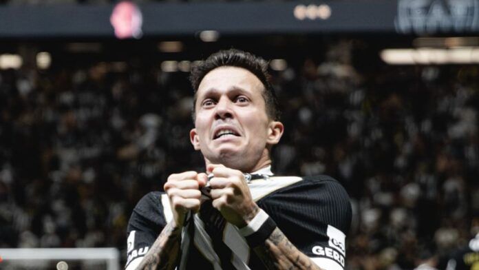 Atlético-MG vence Cruzeiro de virada por 2 a 1 com gols de Bernard e Hulk