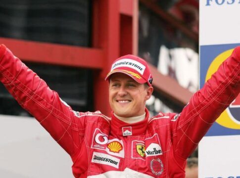 Schumacher não está mais acamado e se locomove em cadeira de rodas, diz jornalista