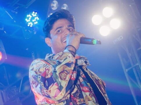 Cantor João Lima se entrega à polícia após agredir ex-esposa em João Pessoa