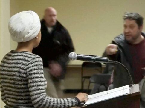 Deputada opositora de Trump é atacada durante assembleia em Minneapolis