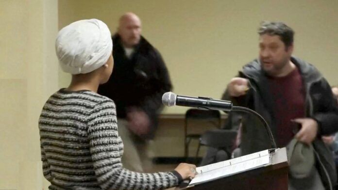 Deputada opositora de Trump é atacada durante assembleia em Minneapolis