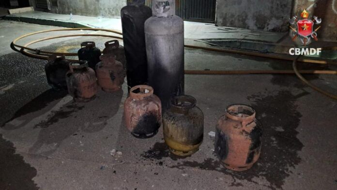 Incêndio de grandes proporções atinge residência no Sol Nascente, no Distrito Federal