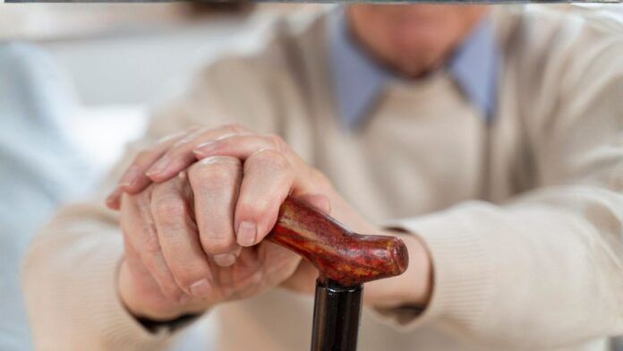 MP manda retirar idosos de abrigo clandestino após achar comida estragada e falta de higiene