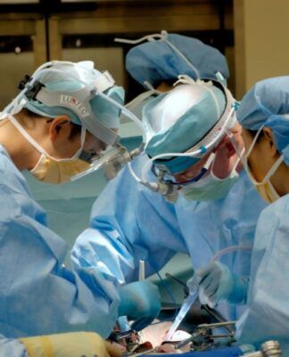 Homem sobrevive 48 horas sem pulmões em procedimento médico inédito nos EUA