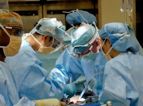 Homem sobrevive 48 horas sem pulmões em procedimento médico inédito nos EUA