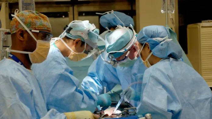 Homem sobrevive 48 horas sem pulmões em procedimento médico inédito nos EUA