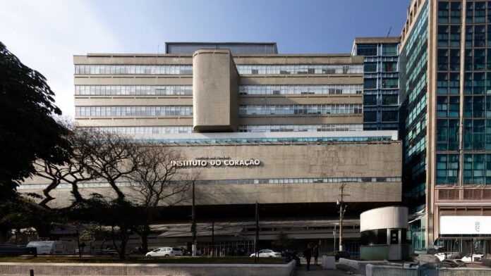 Incêndio de grandes proporções atinge prédio do Instituto do Coração, em SP