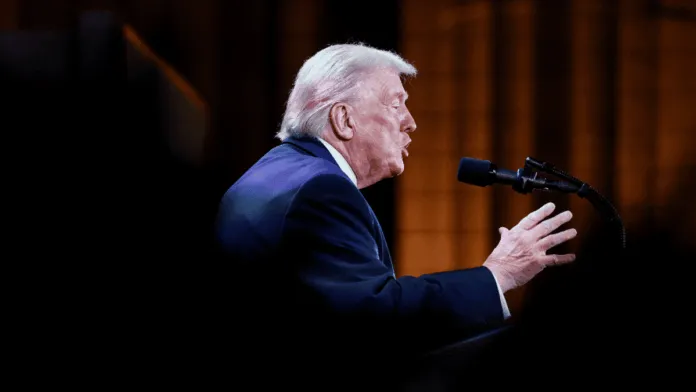 Donald Trump fala ao microfone em imagem de perfil