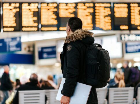 viajante no aeroporto