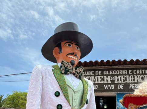 Homem da Meia-Noite completa 94 anos com desfile histórico em Olinda