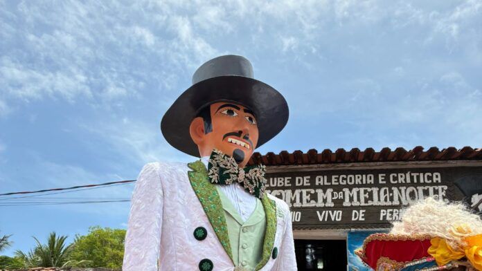 Homem da Meia-Noite completa 94 anos com desfile histórico em Olinda
