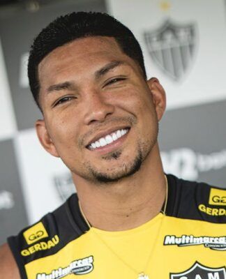 Rony chegou para exames médicos e assinatura do contrato com o Santos