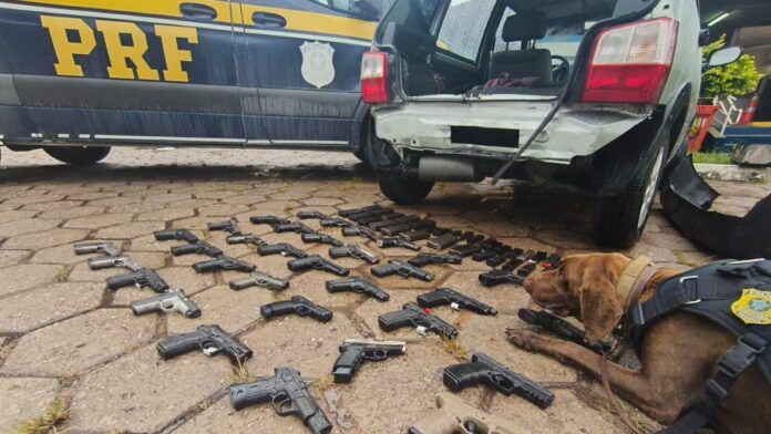 PRF apreende 35 pistolas que seriam levadas ao Complexo do Alemão (RJ)