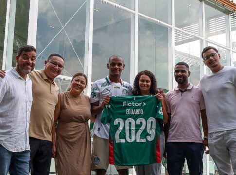 Joia da base, Eduardo assina primeiro contrato profissional com o Palmeiras
