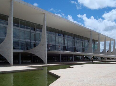 Com eleições à vista, quase dois terços dos ministros devem deixar governo