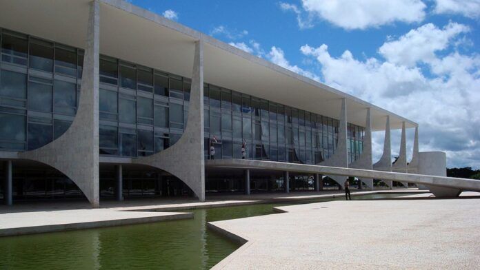 Com eleições à vista, quase dois terços dos ministros devem deixar governo