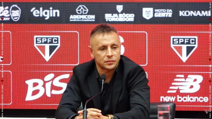 Rafinha é apresentado e rebate fala de Crespo: “São Paulo não entra para fazer 45 pontos”