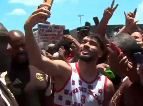 Lucas Paquetá volta ao Flamengo e é recebido com festa por torcedores no Rio de Janeiro