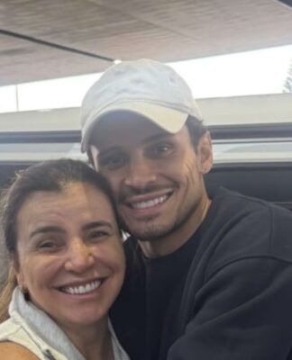 Márcia Veiga se despede do filho Raphael Veiga, que vai jogar no México
