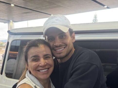Márcia Veiga se despede do filho Raphael Veiga, que vai jogar no México