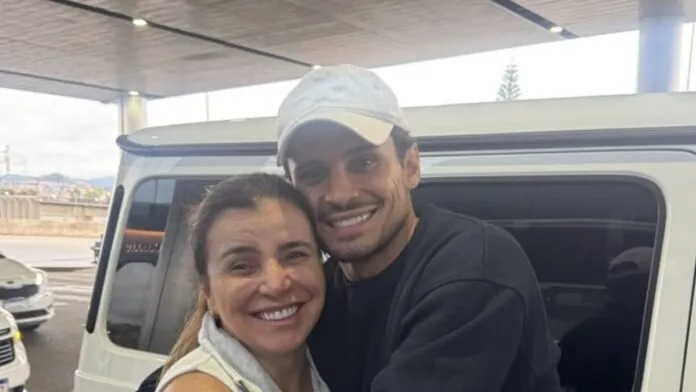 Márcia Veiga se despede do filho Raphael Veiga, que vai jogar no México