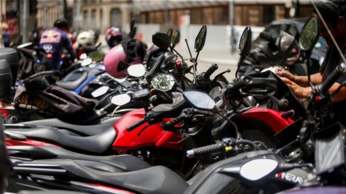 Moraes suspende parte das regras para moto por aplicativo em SP; entenda