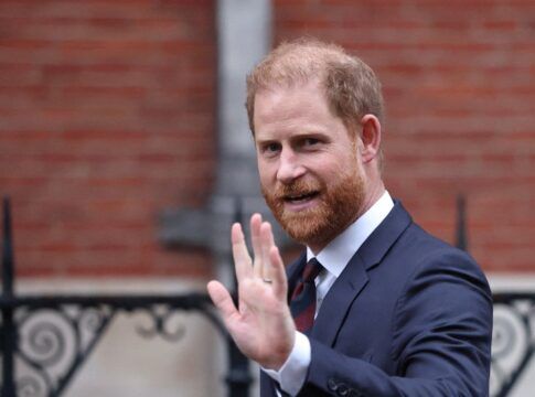 Príncipe Harry, da família real britânica, saindo de sessão do julgamento do processo contra o Daily Mail por grampeamento telefônico, em Londres (Foto: REUTERS/Toby Melville)