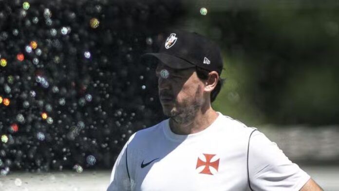 Diniz rebate rumores de demissão em coletiva: “Nunca deixei um time”