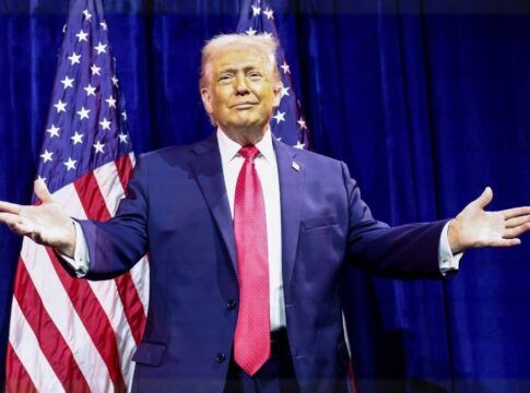 O presidente dos EUA, Donald Trump, gesticula ao chegar para discursar aos republicanos da Câmara em sua conferência anual em Washington, D.C., EUA, em 6 de janeiro de 2026