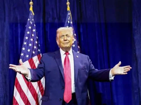 O presidente dos EUA, Donald Trump, gesticula ao chegar para discursar aos republicanos da Câmara em sua conferência anual em Washington, D.C., EUA, em 6 de janeiro de 2026