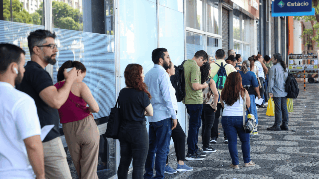 Candidatos chegam ao local de prova do Concurso Nacional Unificado (CNU), no centro do Rio de Janeiro