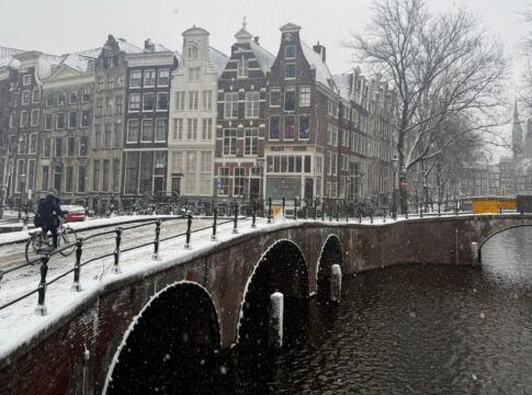 Nevasca e tempestade cancelam 800 voos em Amsterdã nesta quarta