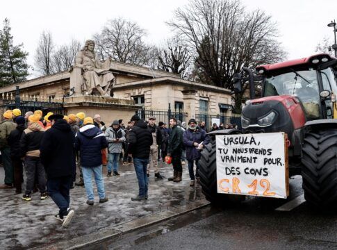 Agricultores franceses bloqueiam ruas de Paris em protesto contra acordo com Mercosul