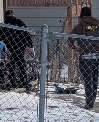 ICE quer monitorar imigrantes 24 horas com aplicativo hacker em celulares